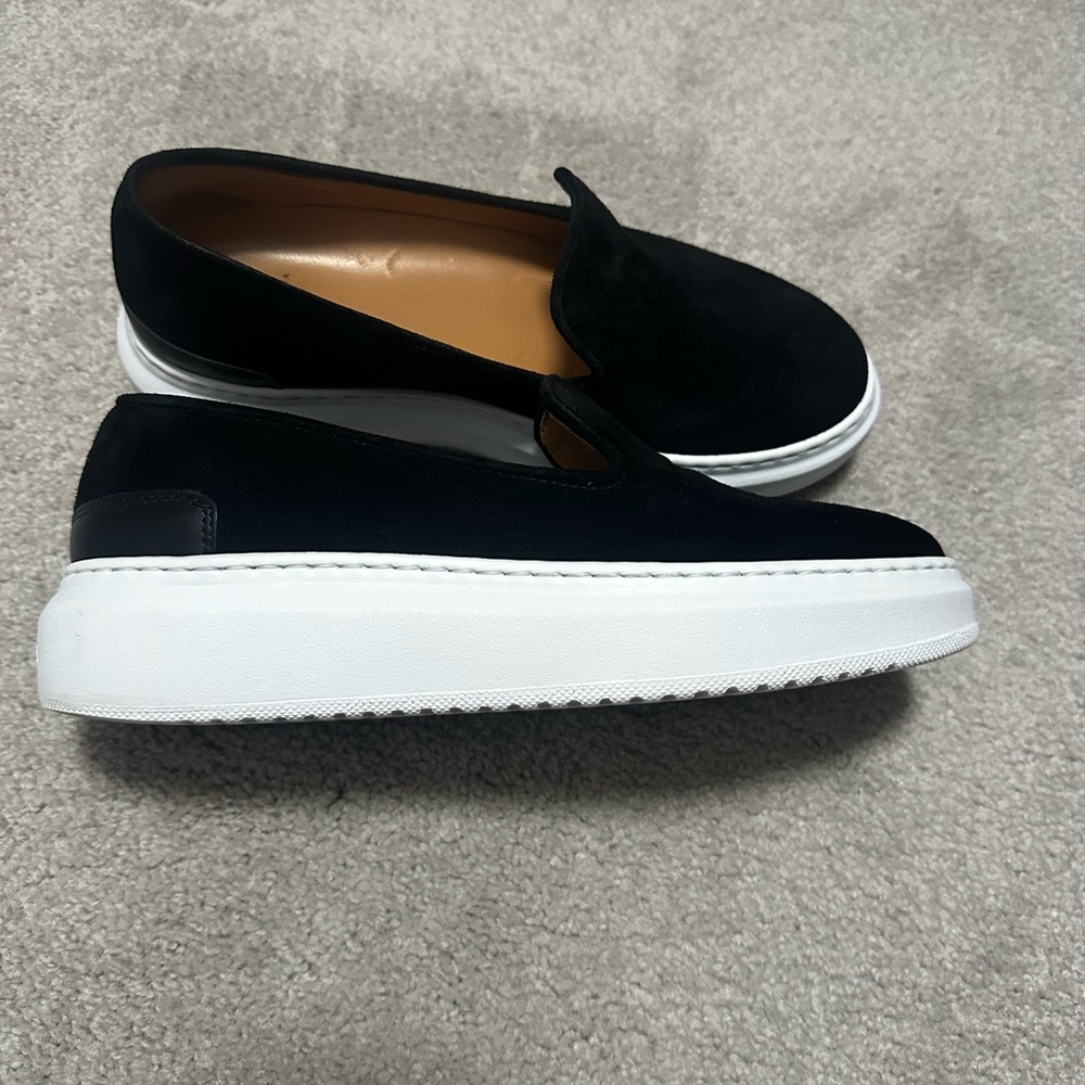 Women’s black leather:suede loafers